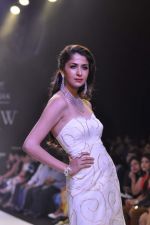 Model walk the ramp for Kashi Jewels on Day 4 of IIJW 2013 on 7th Aug 2013 (10).JPG